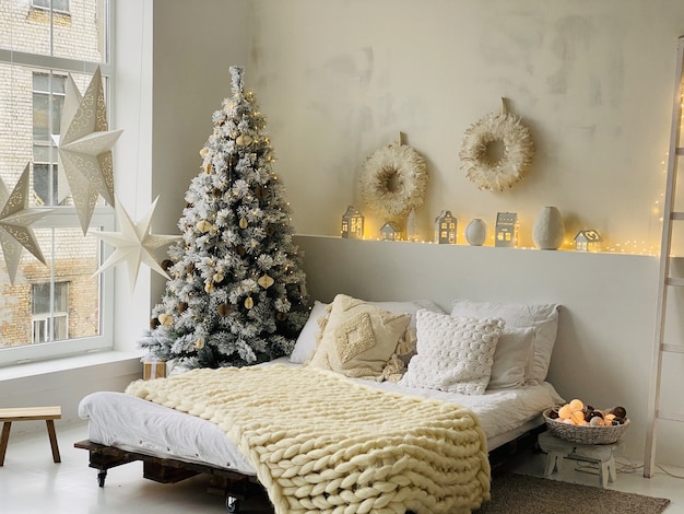 Decorazione di Natale sulla camera da letto bianca