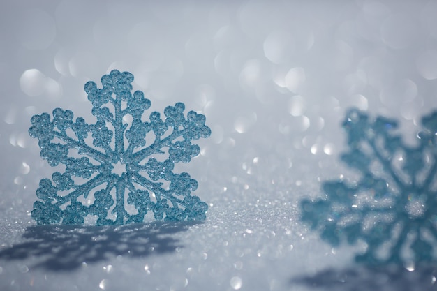 Decorazione di Natale sulla neve su sfondo di luci sfocate