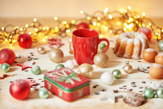 Decorazione di natale sulla tabella con un bigné e biscotti