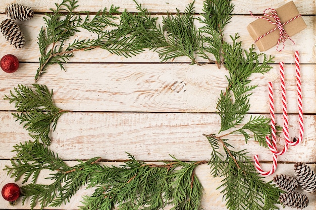 Decorazione di natale sulla tabella di legno bianca