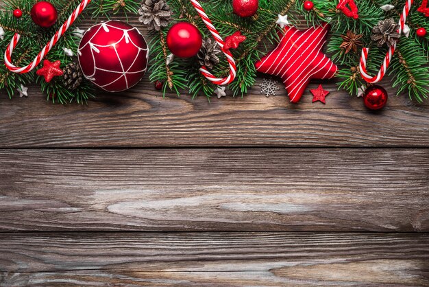 Decorazione di Natale sulla tavola di legno. Sfondo di Natale o felice anno nuovo. vista dall'alto. laici piatta