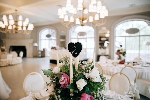 Decorazione di nozze fatta a mano fiori in legno Splendido ristorante bianco per la celebrazione del matrimoniox9xA