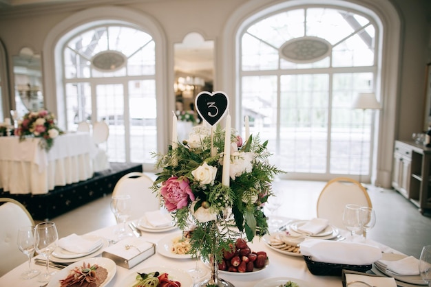 Decorazione di nozze fatta a mano fiori in legno Splendido ristorante bianco per la celebrazione del matrimoniox9xA