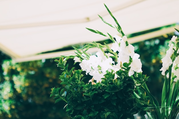 Decorazione di nozze floreale in un ristorante all'aperto in estate