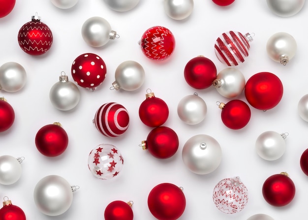 Decorazione di palline di Natale opache rosse e bianche