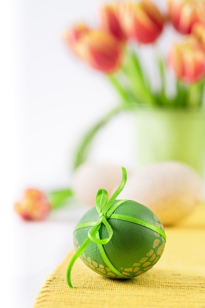 Decorazione di Pasqua in rosso, arancione e verde