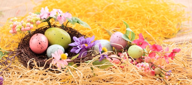 Decorazione di Pasqua su sfondo di paglia