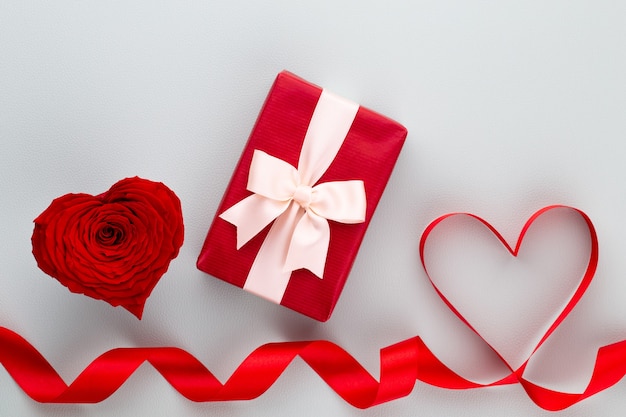 Decorazione di San Valentino con cuori di rose rosse. Grandi carte.