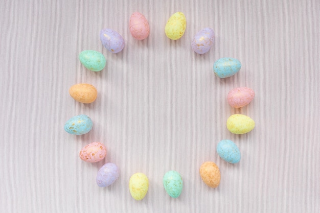 Decorazione di uova multicolori. Concetto di pasqua