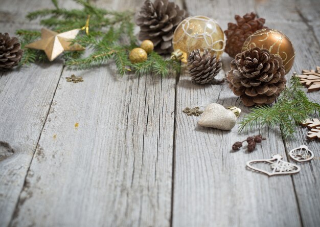 Decorazione dorata su fondo di legno vecchio