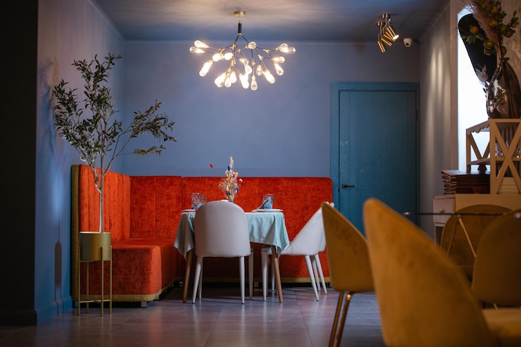 Foto decorazione e illuminazione nel caffè la sera