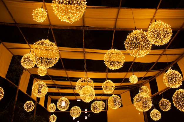 Decorazione esterna, mobili e arte vintage e retrò lampada a LED illuminazione a soffitto appeso sul tetto all'aperto del mercato di strada a Loy Krathong e festival dei fuochi d'artificio delle candele a Sukhothai in Thailandia