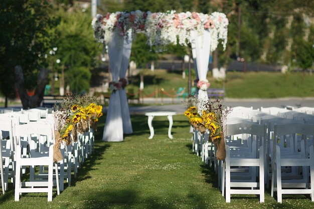 Decorazione estiva per matrimoni all'aperto con altare