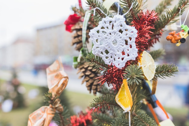 Decorazione fai da te all'uncinetto fatta a mano sull'albero di natale