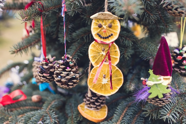 Decorazione fai da te fatta a mano su un albero di natale