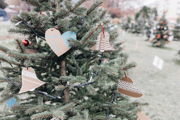 Decorazione fai da te fatta a mano su un albero di natale