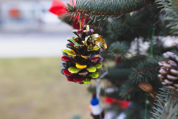 Decorazione fai da te fatta a mano su un albero di natale