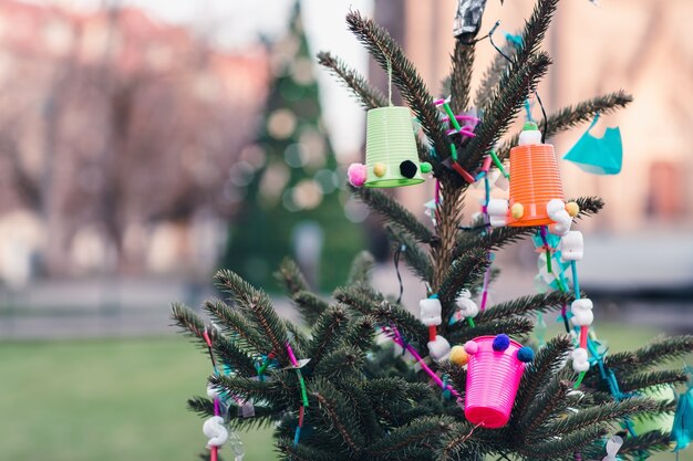 Decorazione fatta a mano fai da te su un albero di Natale Ambiente e concetto di rifiuti zero