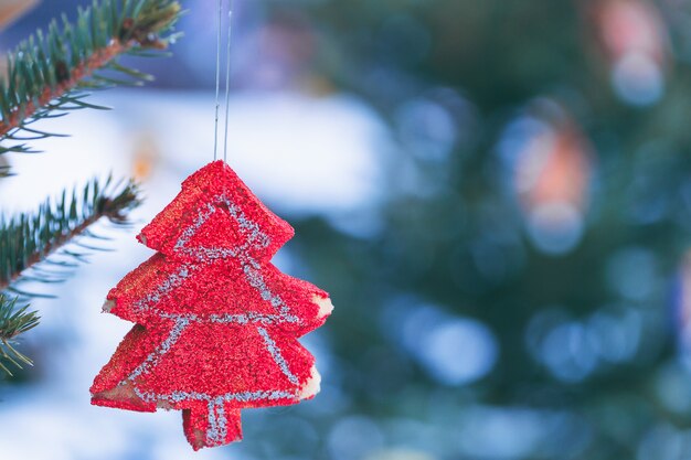 Decorazione fatta a mano fai da te su un albero di Natale