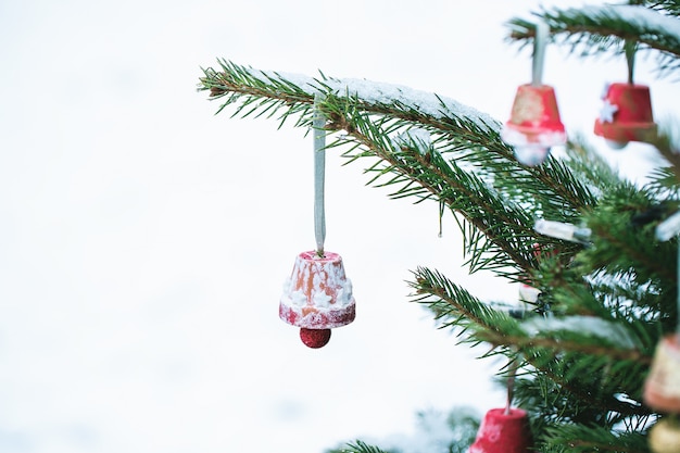 Decorazione fatta a mano fai da te su un albero di Natale