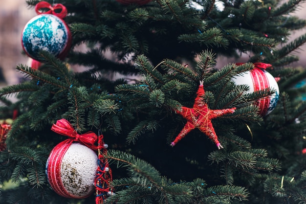 Decorazione fatta a mano fai da te su un albero di Natale