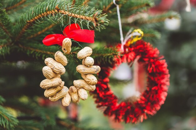 Decorazione fatta a mano fai da te su un albero di Natale