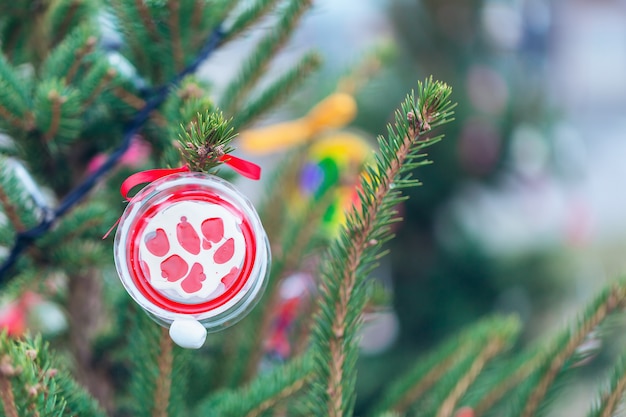 Decorazione fatta a mano su un albero di Natale. Zero rifiuti concetto, copia spazio.