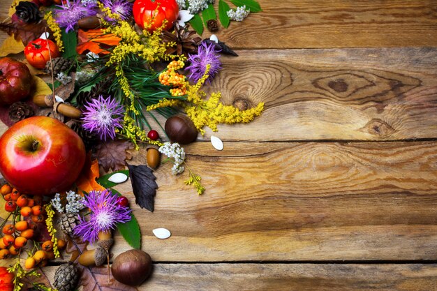 Decorazione felice di ringraziamento con i semi di zucca su di legno