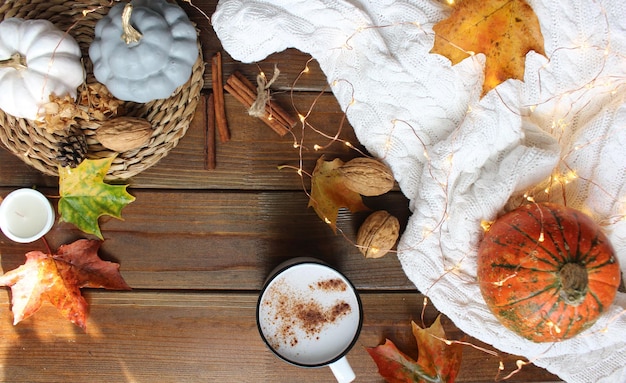 Decorazione festiva autunnale da zucche, bacche e foglie su uno sfondo di legno Concetto di giorno del Ringraziamento o Halloween Composizione autunnale piatta con spazio di copia