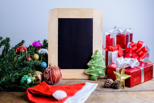 Decorazione festiva, biscotto di Natale e Capodanno a forma di albero di Natale sul tavolo di legno