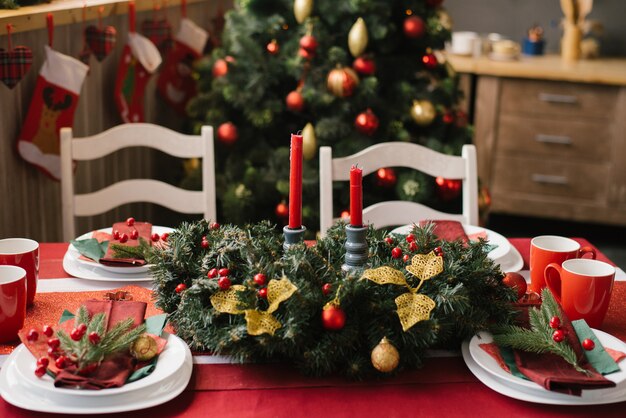 Decorazione festiva della tavola, impostazione della tavola di cena di Natale