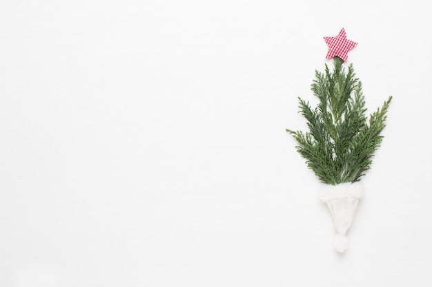 Decorazione festiva su fondo di legno bianco