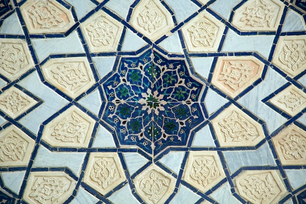 Decorazione in maiolica e gesso