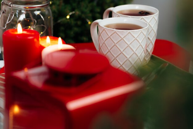 Decorazione interna con le candele di natale rosso e bianco