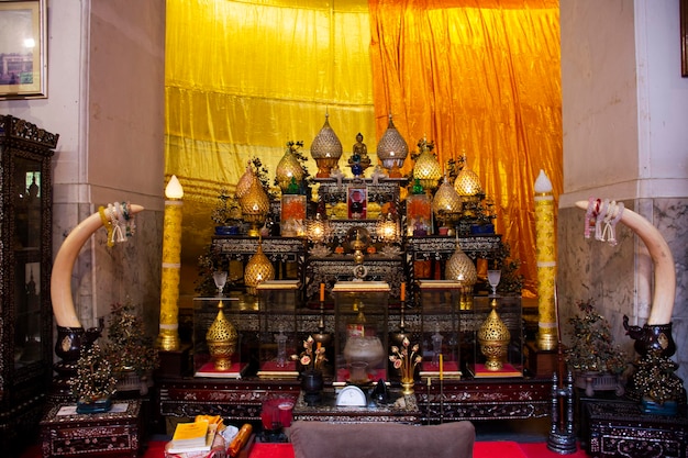 Decorazione interna intarsio set di tavola d'altare e mobili intarsiati in madreperla per i thailandesi rispettano la preghiera del tempio Wat Phra Non Chakkrasi Worawihan a Sing Buri a Singburi Thailandia