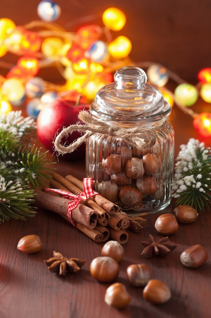 Decorazione invernale spezie cannella albero di natale noci luci