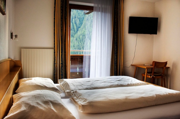 Decorazione Mobili per interni in stile moderno di eleganza camera da letto in stile boutique con letto matrimoniale per viaggiatori uso in resort e hotel nel villaggio di Obergurgl Valle di Solden nelle Alpi Otztal in Tirolo Austria