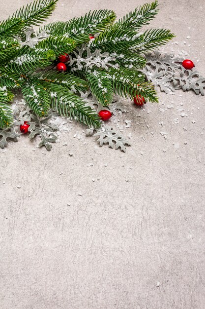 Decorazione natalizia. Abete di Capodanno, foglie fresche e neve artificiale.