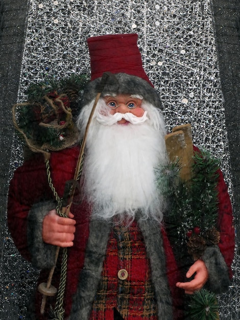 Decorazione natalizia Bambola di Babbo Natale con cappello rosso e borsa con regali Buon Natale concetto