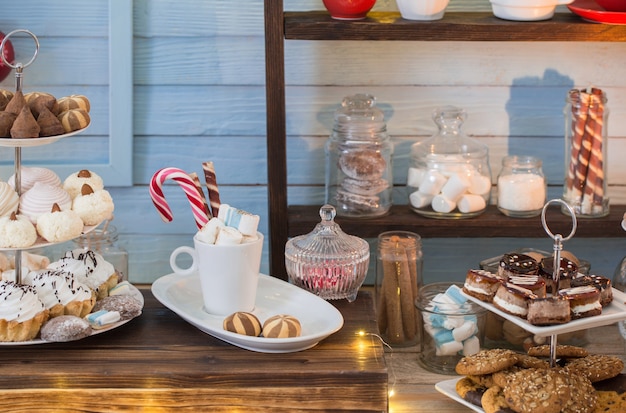 Decorazione natalizia cacao bar con biscotti e dolci in stile vintage