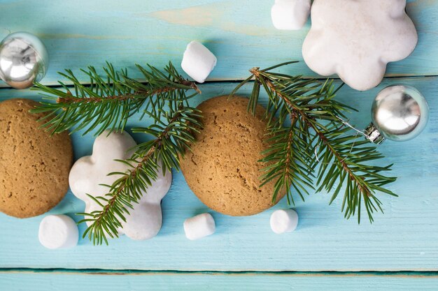 Decorazione natalizia con abete, biscotti di Natale e marshmallow.