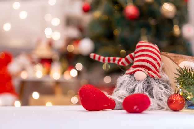 Decorazione natalizia con cappello e giocattolo di Babbo Natale. Vacanza stagione invernale con sfondo bokeh chiaro.