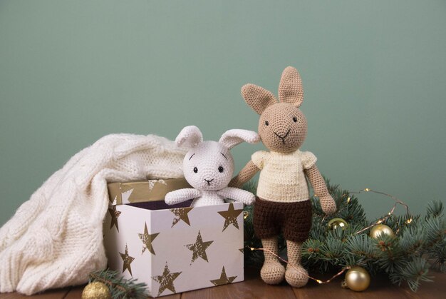 Decorazione natalizia Confezione regalo con due rami di abete lepre a maglia su legno