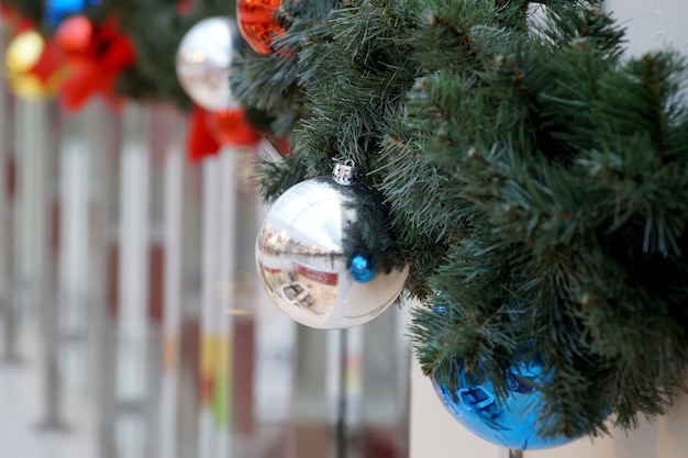 Decorazione natalizia di sfere del centro commerciale, fiocchi e rami di un abete