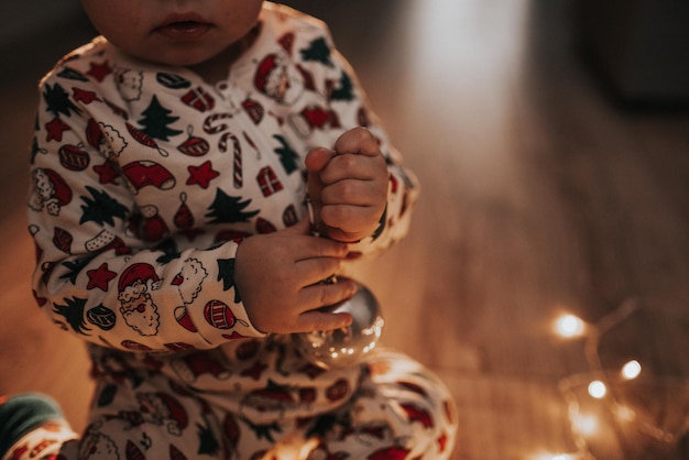 Decorazione natalizia nelle mani di un bambino