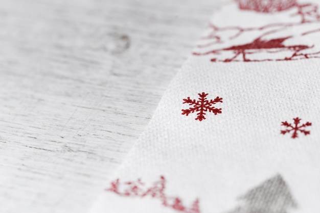 Decorazione natalizia per l'atmosfera nevosa invernale in casa sul tavolo.