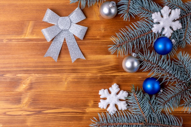 Decorazione natalizia, rami di un albero di Natale su uno sfondo di legno. Natale