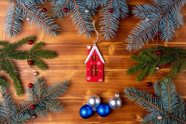 Decorazione natalizia, rami di un albero di Natale su uno sfondo di legno. Natale