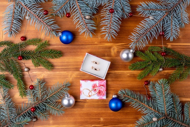 Decorazione natalizia, rami di un albero di Natale su uno sfondo di legno. Natale