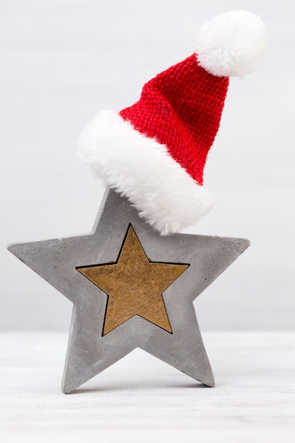 Decorazione natalizia. Stella di Natale e cappello da Babbo Natale.